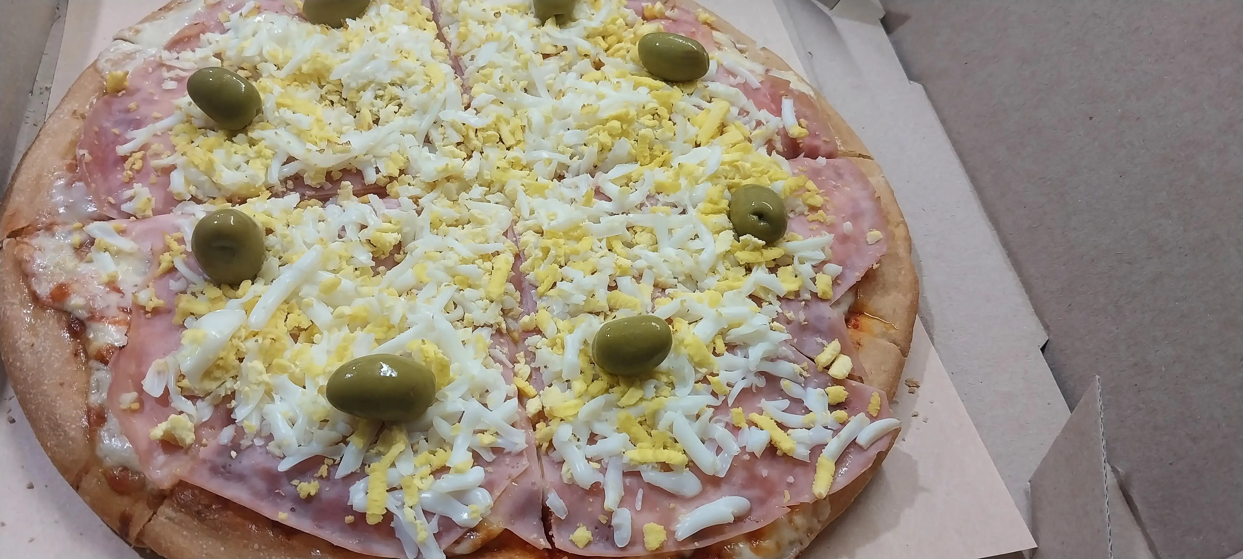 PIZZA DE JAMóN COCIDO Y HUEVO DURO 
