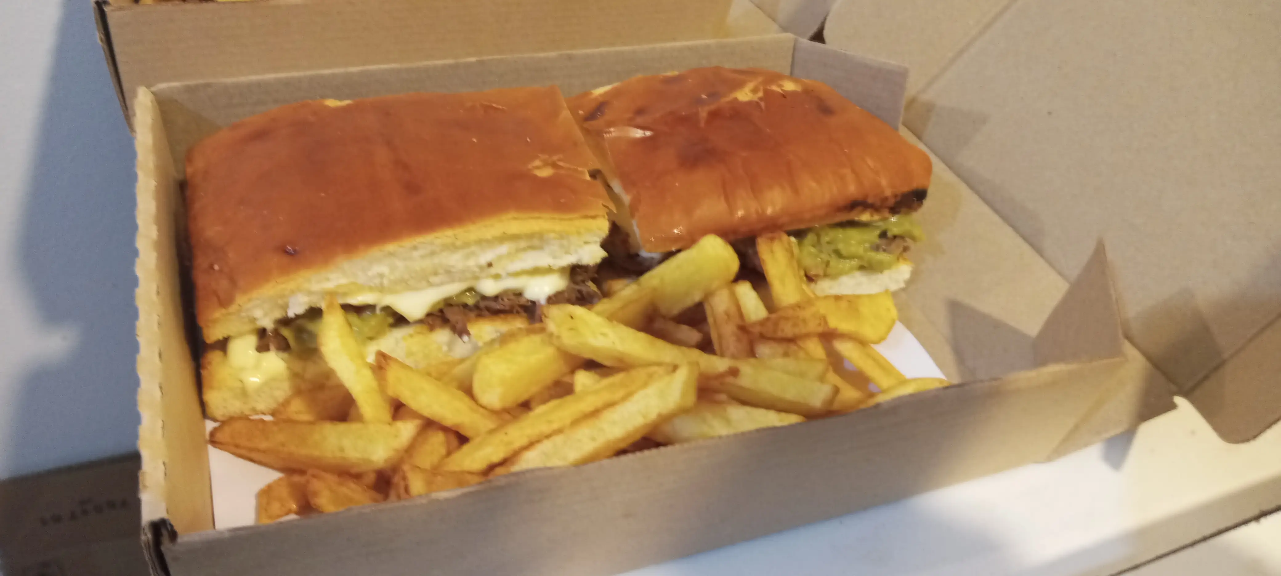 LOMOS Y SANDWICH XL CON PAPAS PARA COMPARTIR .